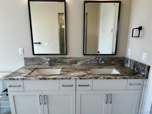 2936 W Walton Boulevard, Waterford, MI 48329