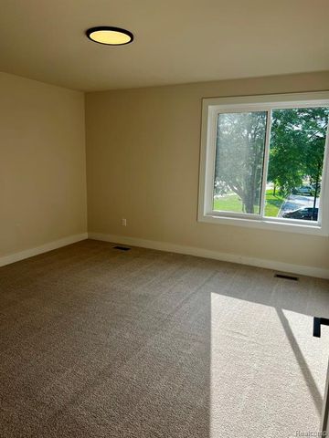 2936 W Walton Boulevard, Waterford, MI 48329