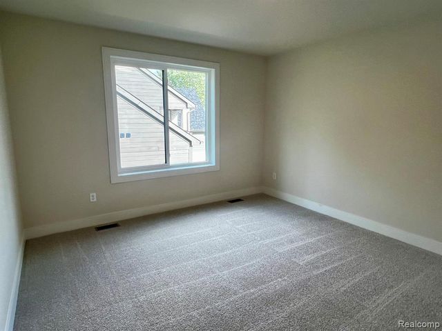 2936 W Walton Boulevard, Waterford, MI 48329
