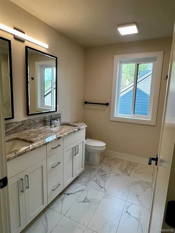 2936 W Walton Boulevard, Waterford, MI 48329