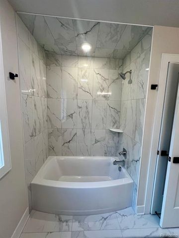 2936 W Walton Boulevard, Waterford, MI 48329