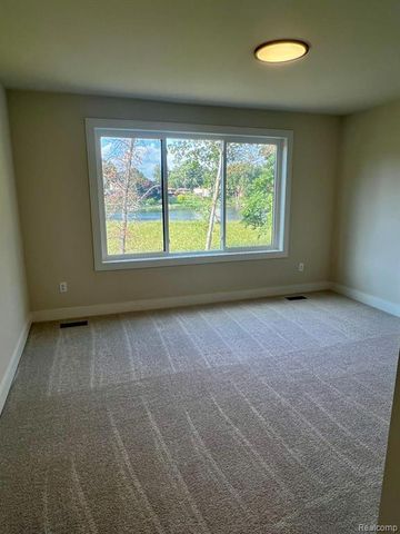 2936 W Walton Boulevard, Waterford, MI 48329