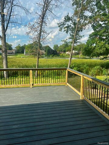 2936 W Walton Boulevard, Waterford, MI 48329