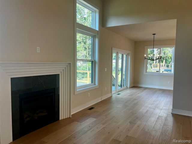 2936 W Walton Boulevard, Waterford, MI 48329