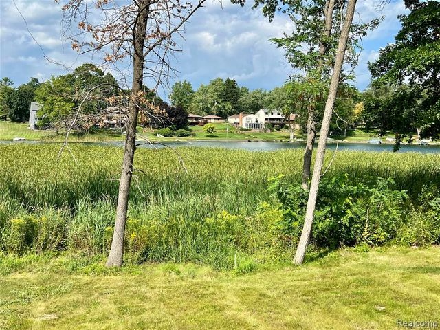 2936 W Walton Boulevard, Waterford, MI 48329
