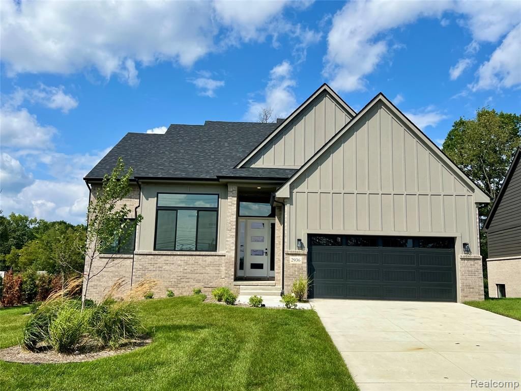 2936 W Walton Boulevard, Waterford, MI 48329