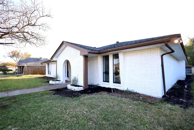 905 Pine Tree, Desoto, TX 75115