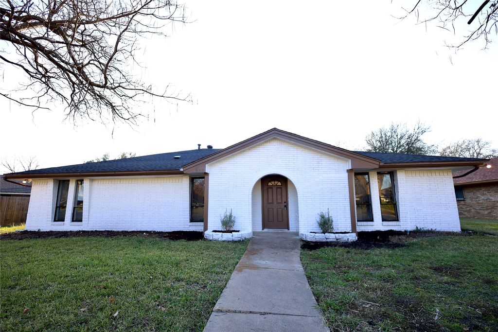 905 Pine Tree, Desoto, TX 75115