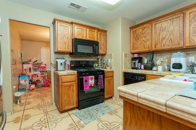 1914 Amarone Avenue, Tulare, CA 93274