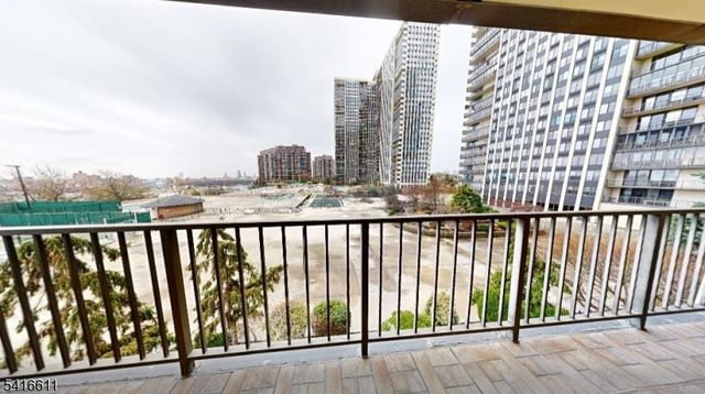 300 Winston Dr-C0210, Cliffside Park Boro, NJ 07010