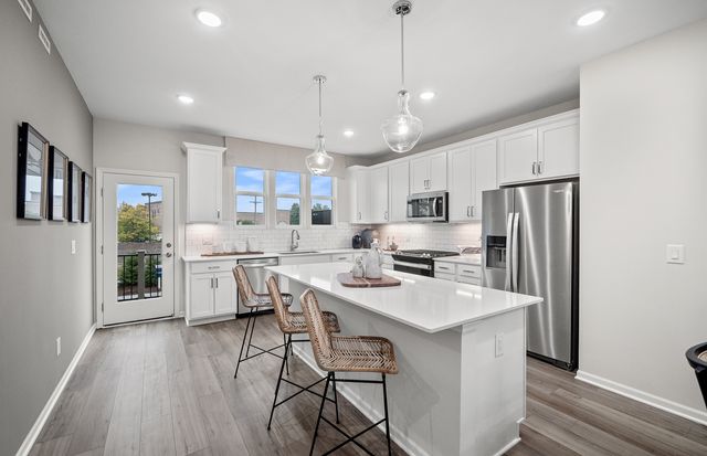 240 Warren Lane 11348, Schaumburg, IL 60193