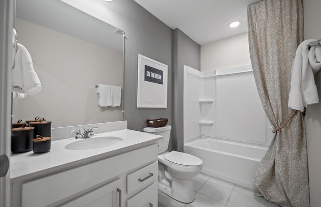 240 Warren Lane 11348, Schaumburg, IL 60193