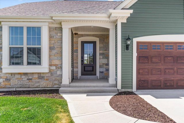W251N2399 Valleyview CIRCLE, Pewaukee, WI 53072
