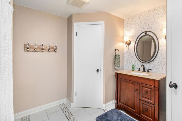 8120 Wellington Boulevard, Johnston, IA 50131