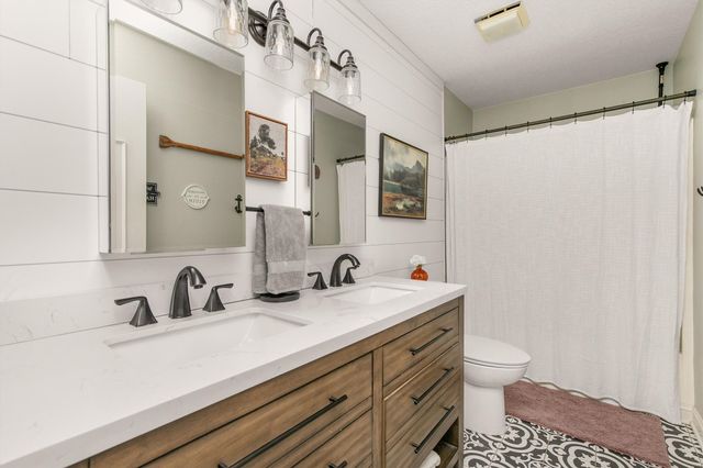 8120 Wellington Boulevard, Johnston, IA 50131