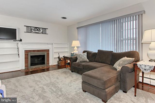 5619 WHARTON LN, Centreville, VA 20120
