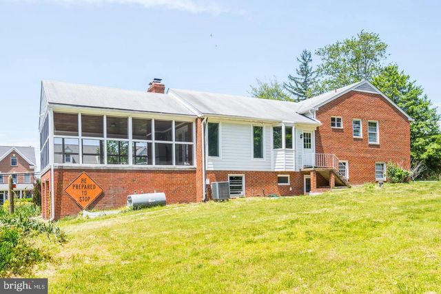 5619 WHARTON LN, Centreville, VA 20120