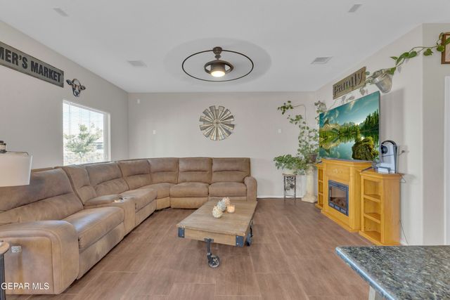 2165 WILLIAM WOOLVERTON, El Paso, TX 79938