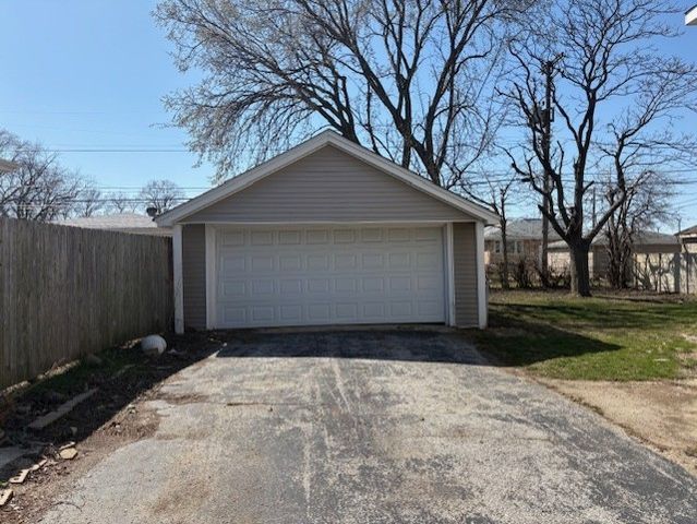 9520 S Sacramento Avenue, Evergreen Park, IL 60805