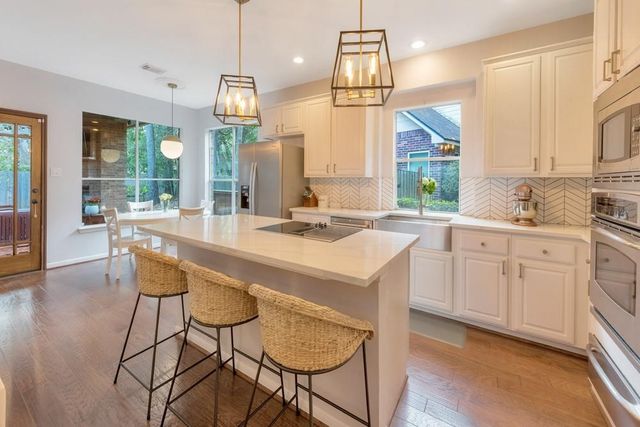 10 Merit Woods Place, The Woodlands, TX 77382