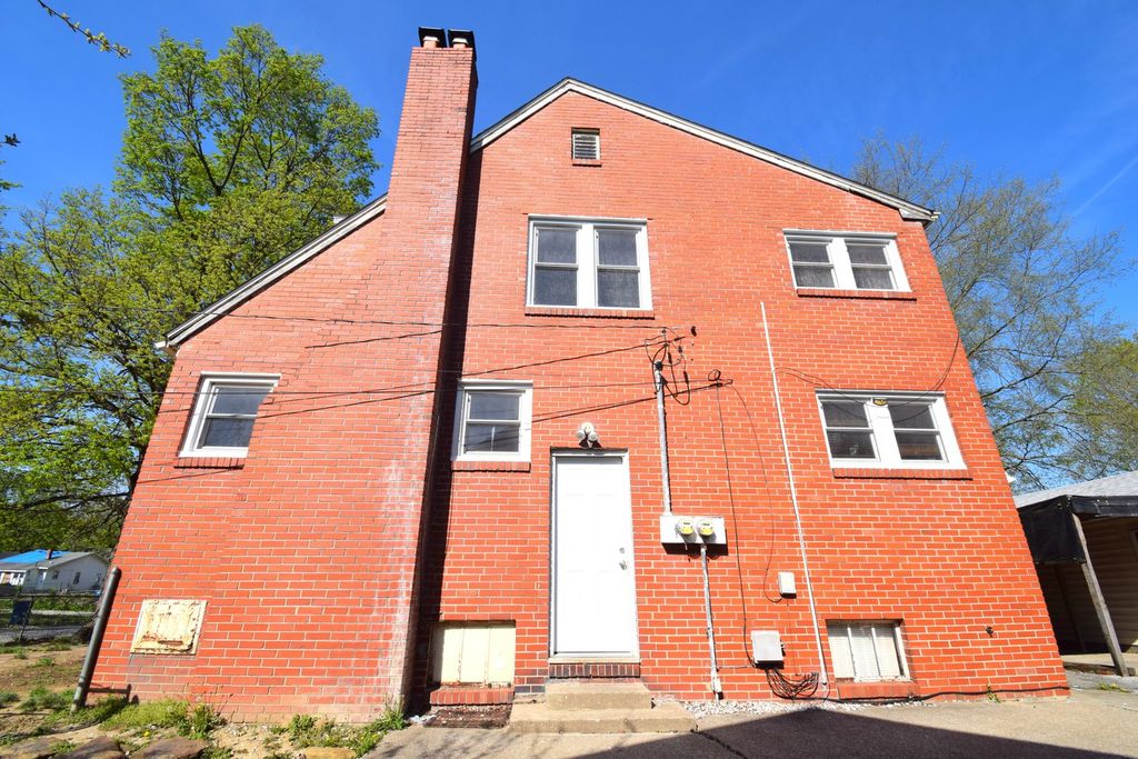 Image 2 of property listing at 2308 Logan Street, Mt Vernon, IL 62864