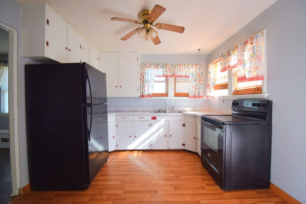 Image 11 of property listing at 2308 Logan Street, Mt Vernon, IL 62864