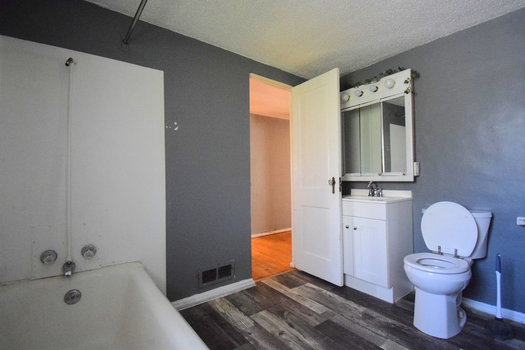 Image 22 of property listing at 2308 Logan Street, Mt Vernon, IL 62864