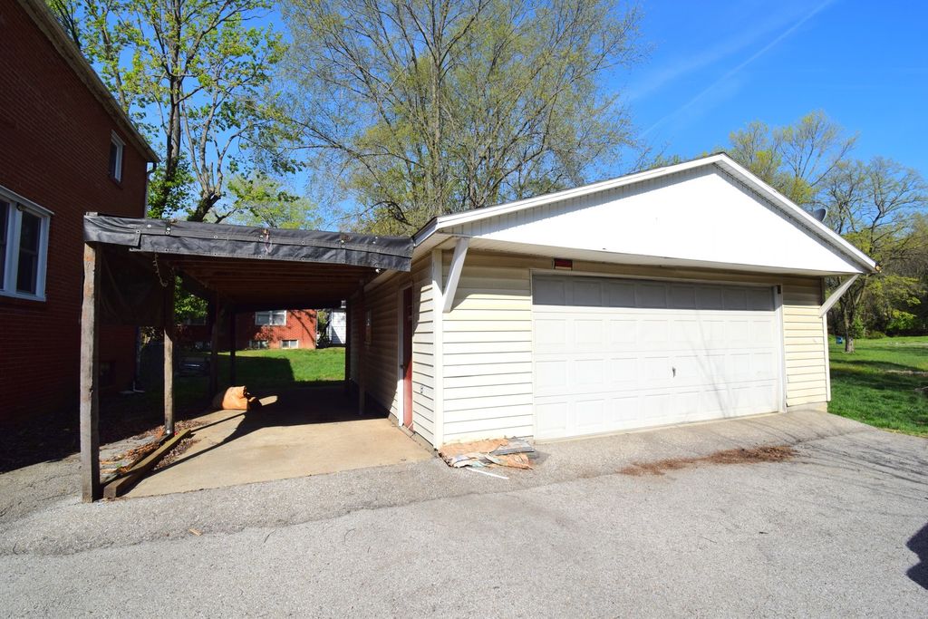 Image 4 of property listing at 2308 Logan Street, Mt Vernon, IL 62864