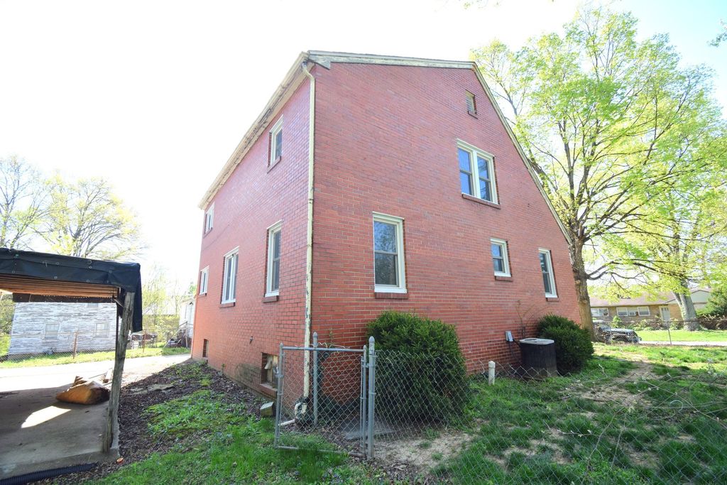 Image 5 of property listing at 2308 Logan Street, Mt Vernon, IL 62864