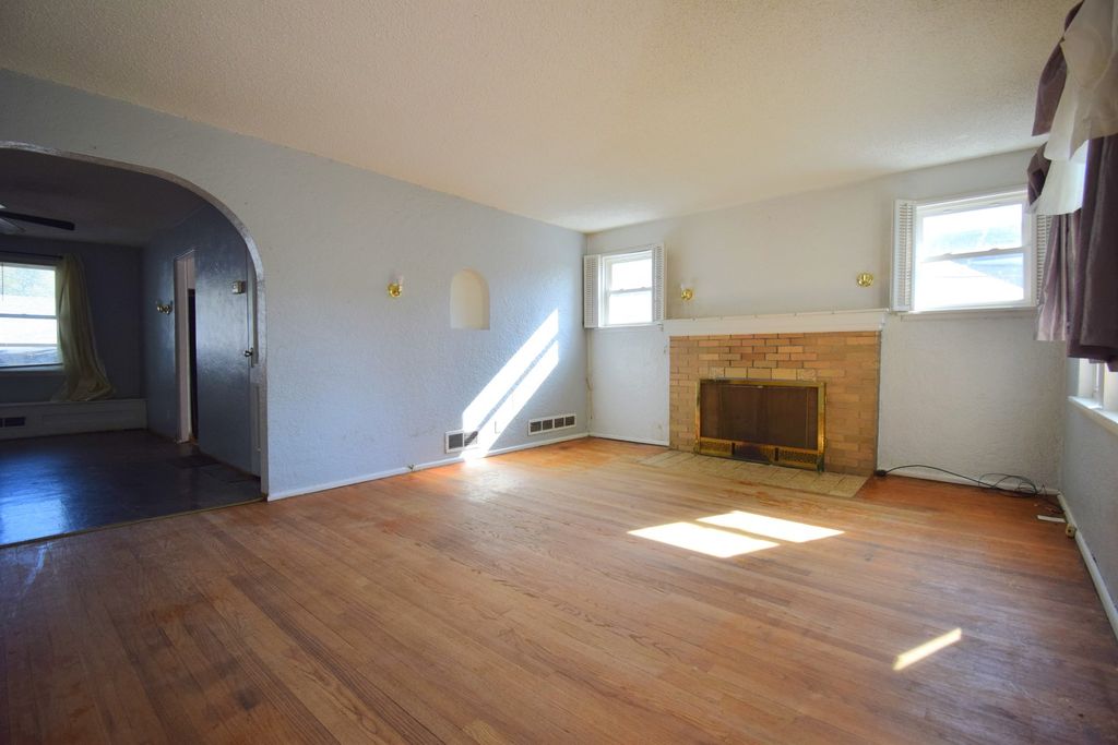 Image 7 of property listing at 2308 Logan Street, Mt Vernon, IL 62864