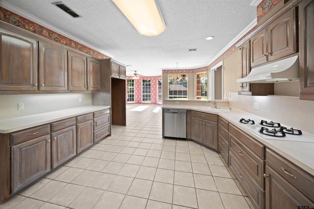 14381 Cedarwood Cir, Tyler, TX 75703