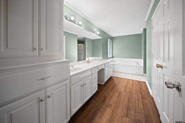 14381 Cedarwood Cir, Tyler, TX 75703