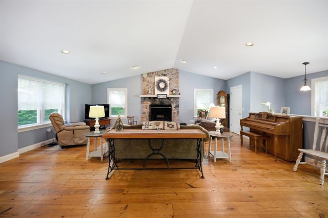 89 North Road, Sandown, NH 03873