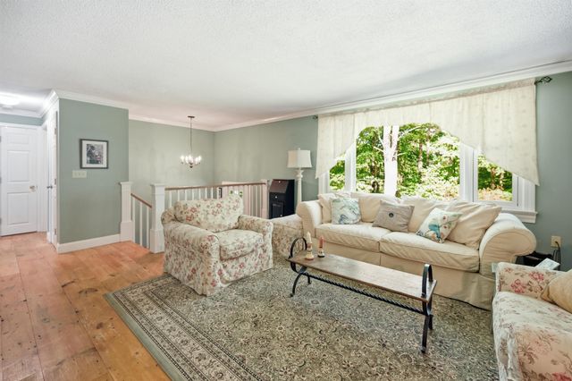 89 North Road, Sandown, NH 03873