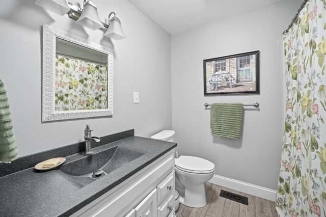 89 North Road, Sandown, NH 03873