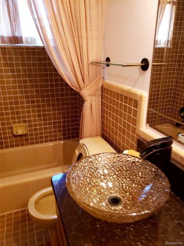 26656 Rouge River Dr Drive, Dearborn Heights, MI 48127