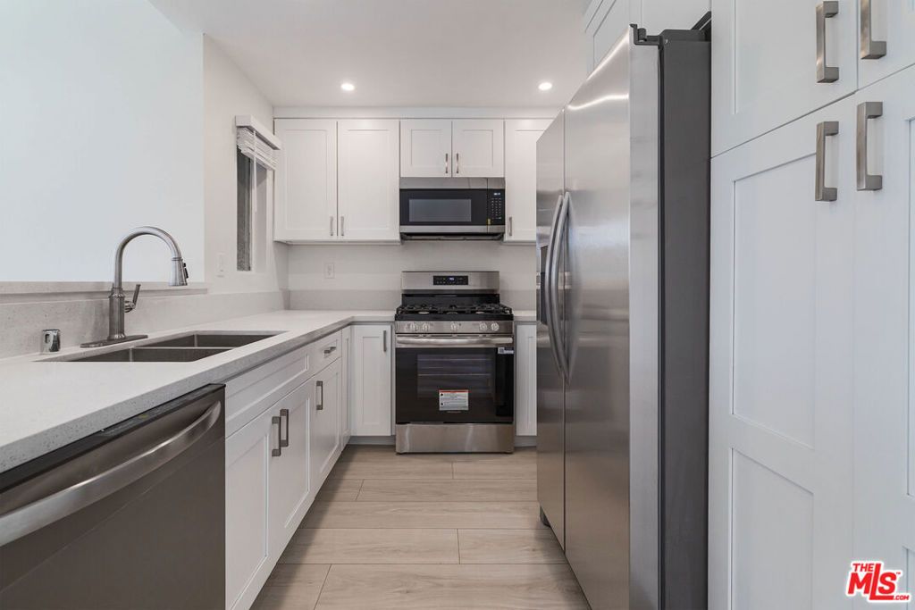 Image 11 of property listing at 14821 Sherman Way 12, Van Nuys, CA 91405