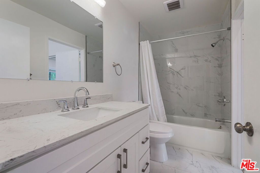 Image 16 of property listing at 14821 Sherman Way 12, Van Nuys, CA 91405