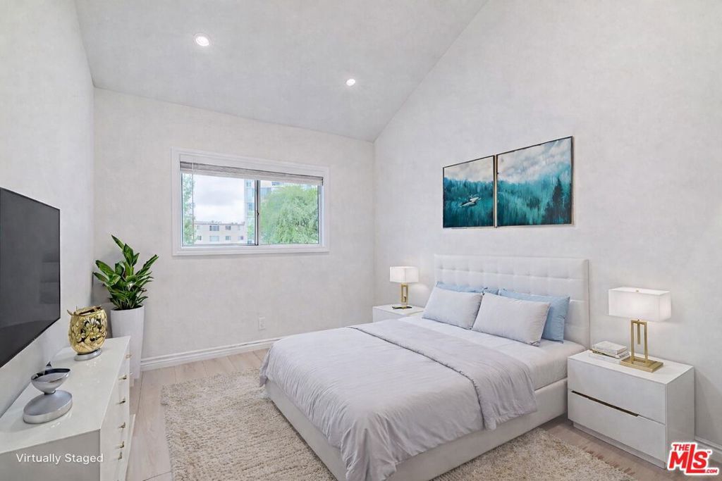 Image 19 of property listing at 14821 Sherman Way 12, Van Nuys, CA 91405