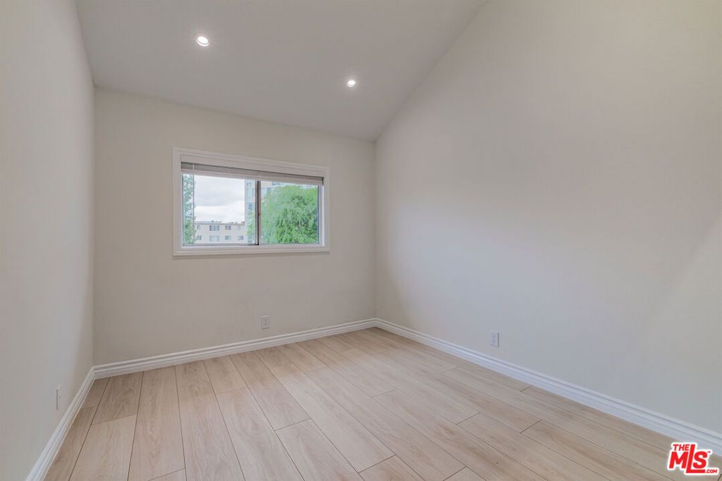 Image 20 of property listing at 14821 Sherman Way 12, Van Nuys, CA 91405