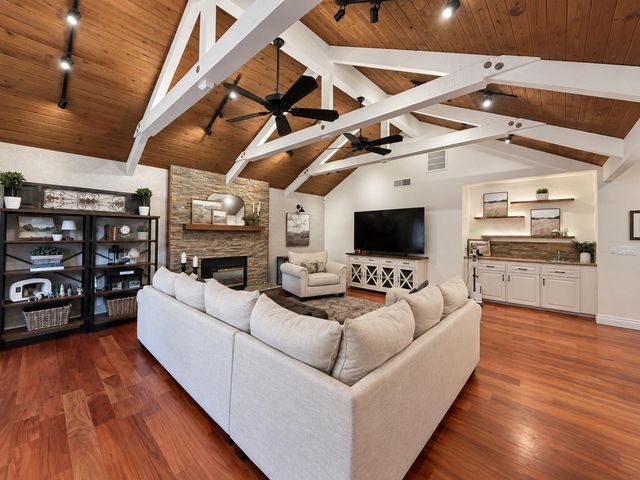 8575 N Fuller Avenue, Fresno, CA 93720