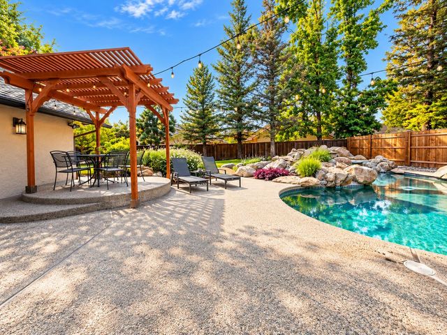8575 N Fuller Avenue, Fresno, CA 93720