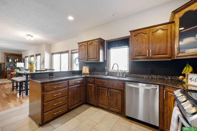 6417 N 158 Street, Omaha, NE 68116