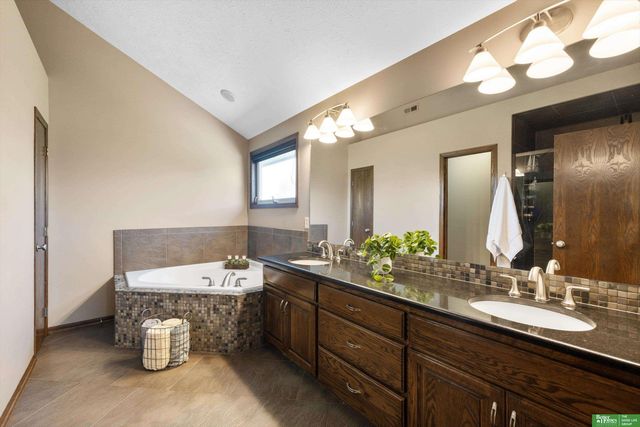 6417 N 158 Street, Omaha, NE 68116