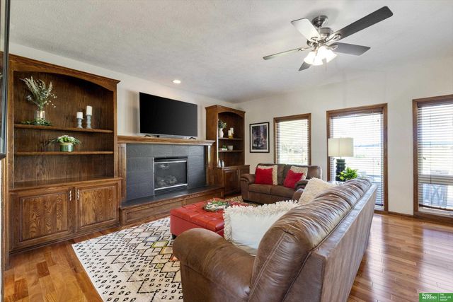 6417 N 158 Street, Omaha, NE 68116