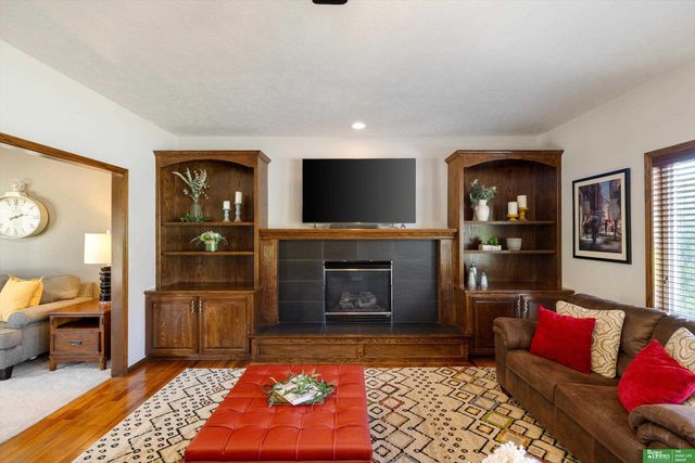 6417 N 158 Street, Omaha, NE 68116