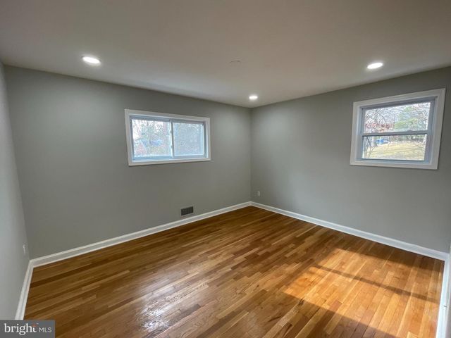 6909 40TH, University Park, MD 20782