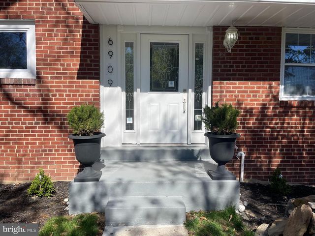 6909 40TH, University Park, MD 20782