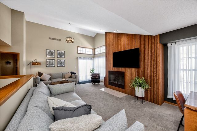 2428 81st Circle, Urbandale, IA 50322