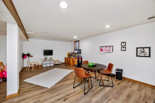 2428 81st Circle, Urbandale, IA 50322